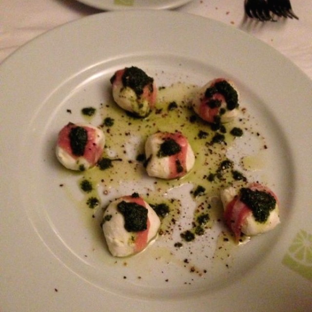 Bocconcini arropado con jamón Serrano  y pesto
