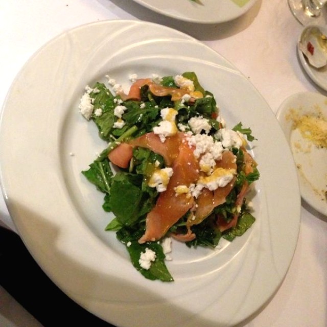 Ensalada de salmón, con berro y rucula y queso de cabra y mostaza con miel