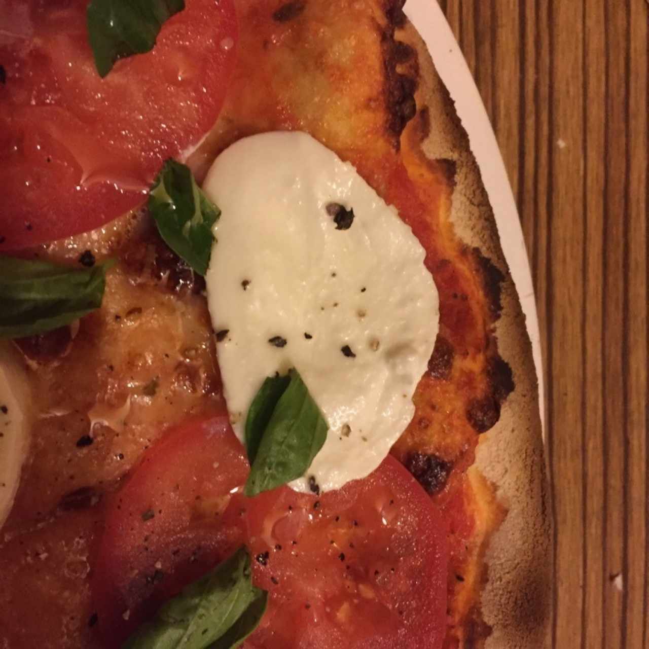 pizza capresa desde otro angulo 