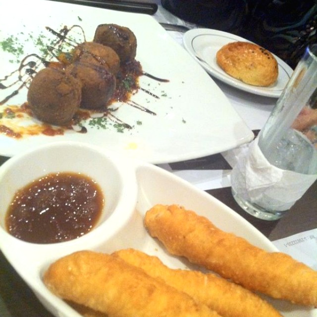 Tequeños, croquetas de morcilla y pan de la casa