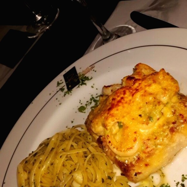 Mero gratinado con mariscos.
