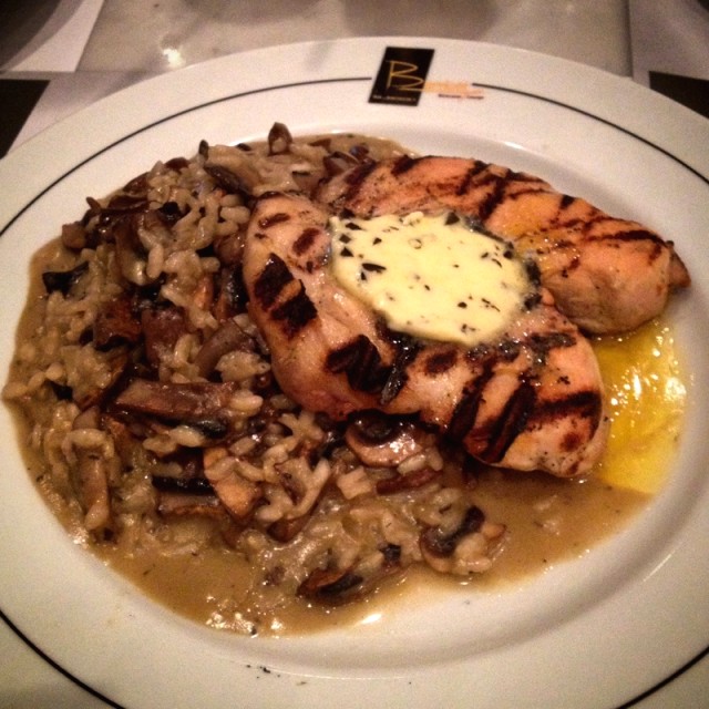 Churrasco de pollo al grill con risotto trio de hongos