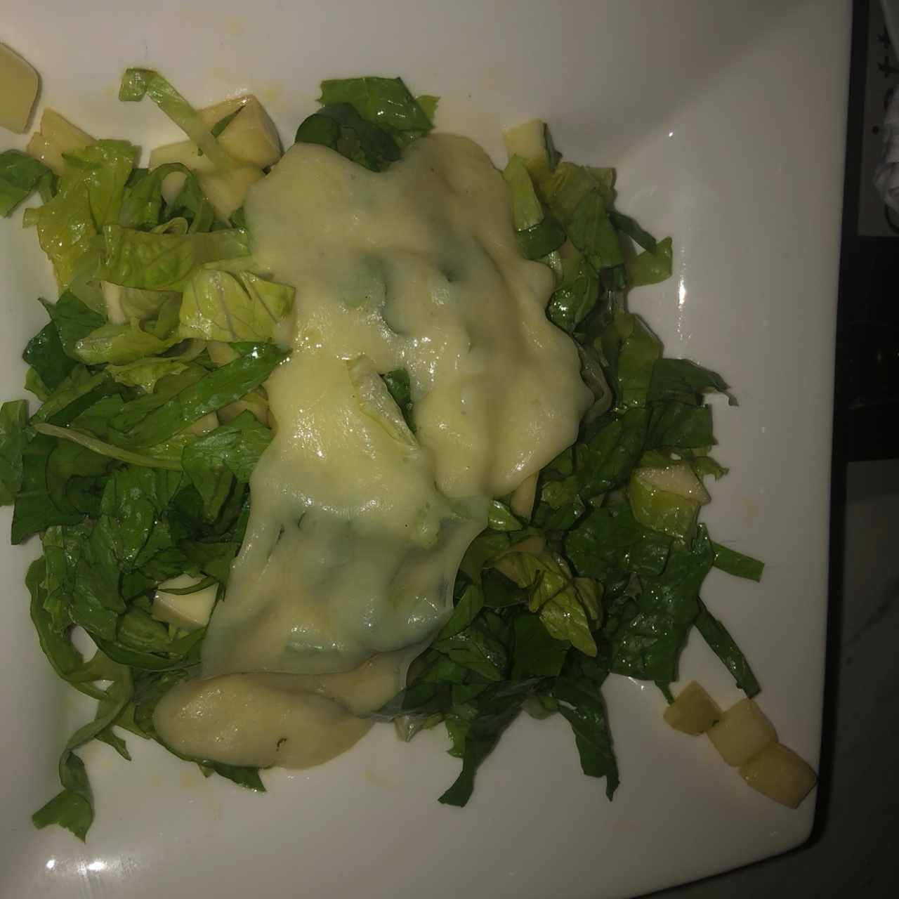 Ensalafa con queso bue con aderezo de liel mistaza y almebdras 