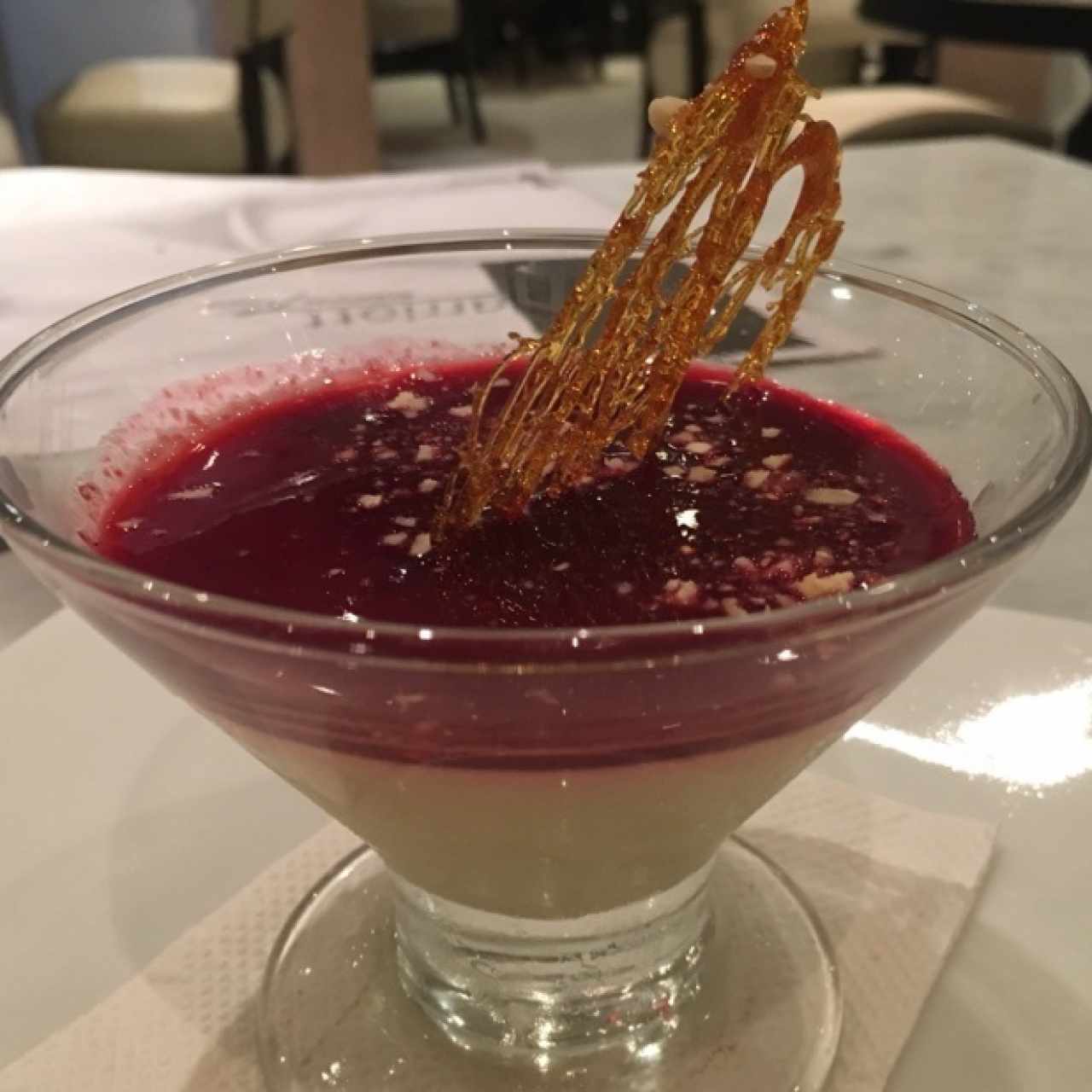 panna cotta con sirup de fresa