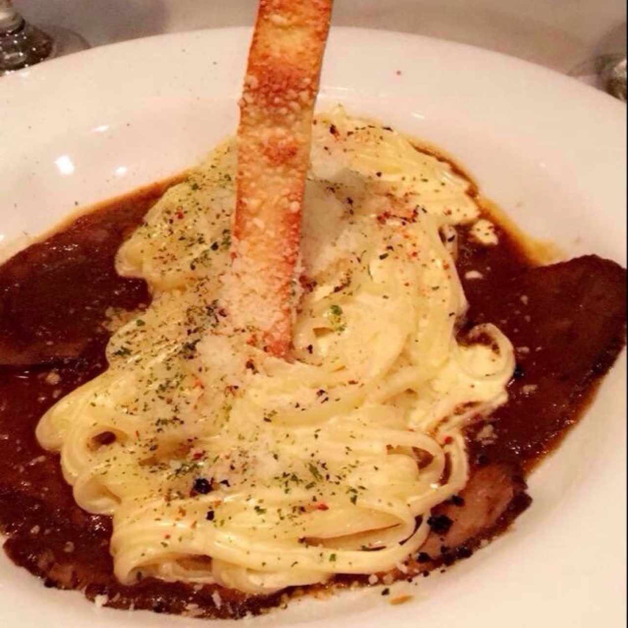 asado negro y pasta a la crema