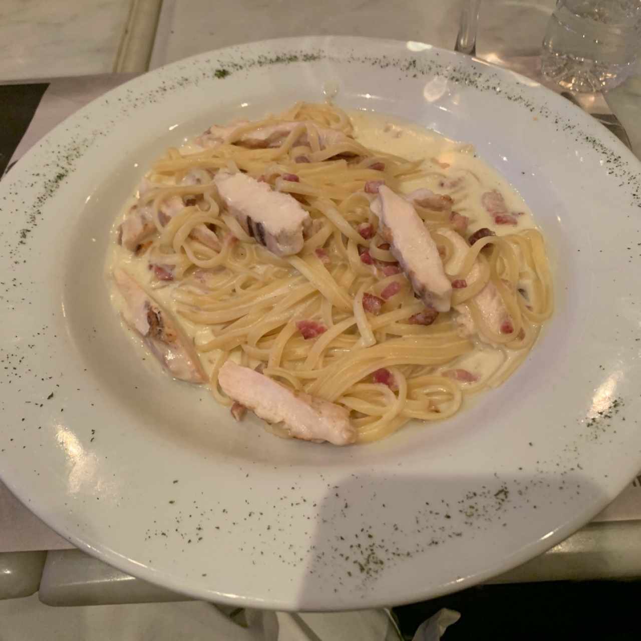 Pasta con sañsa carbonara y pollo, divina
