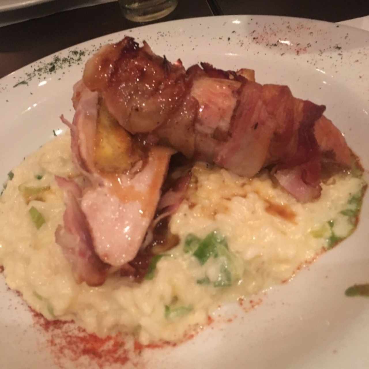 Pollo Relleno de plátano sobre Risotto