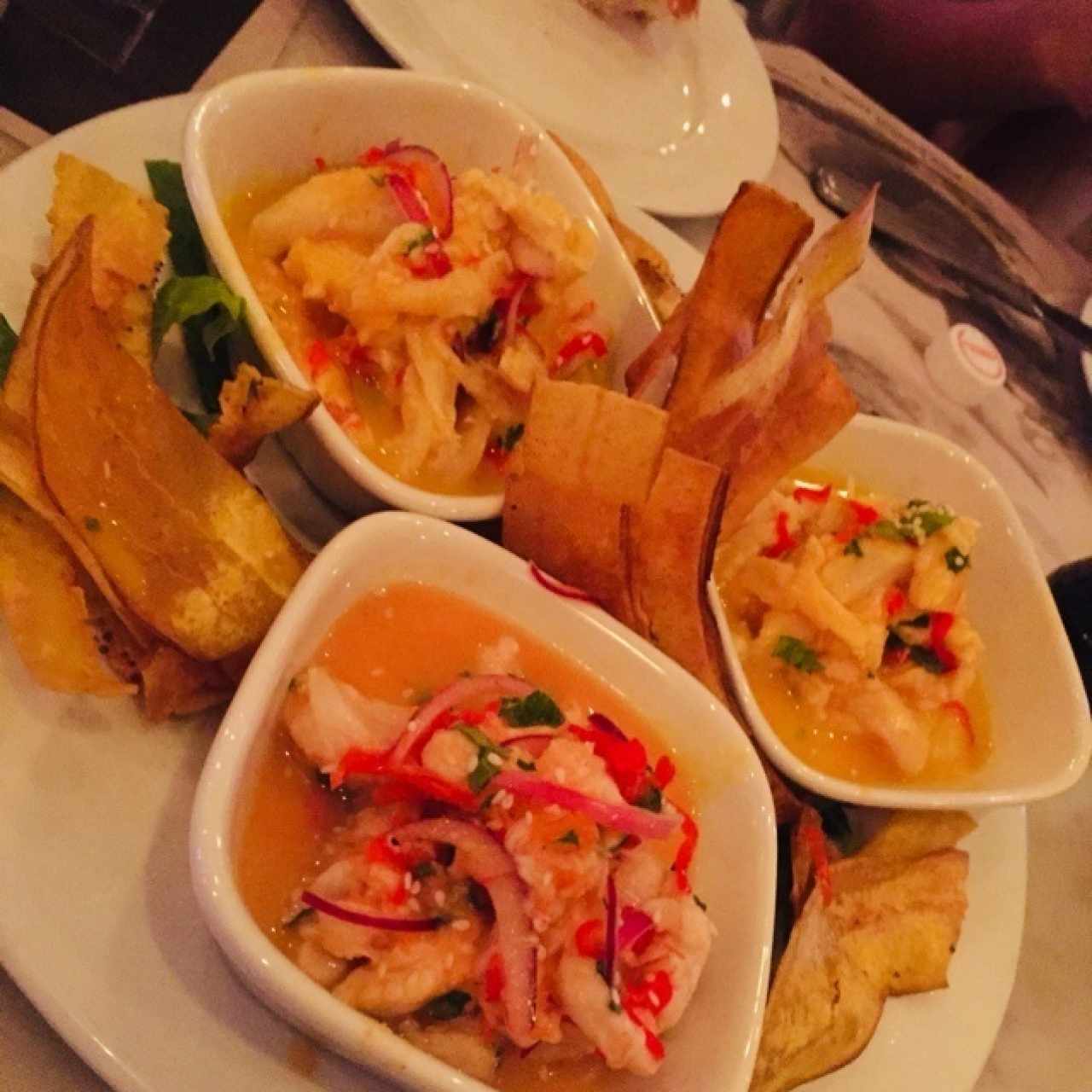 Entrada. Trío de ceviche con tostón crocante.