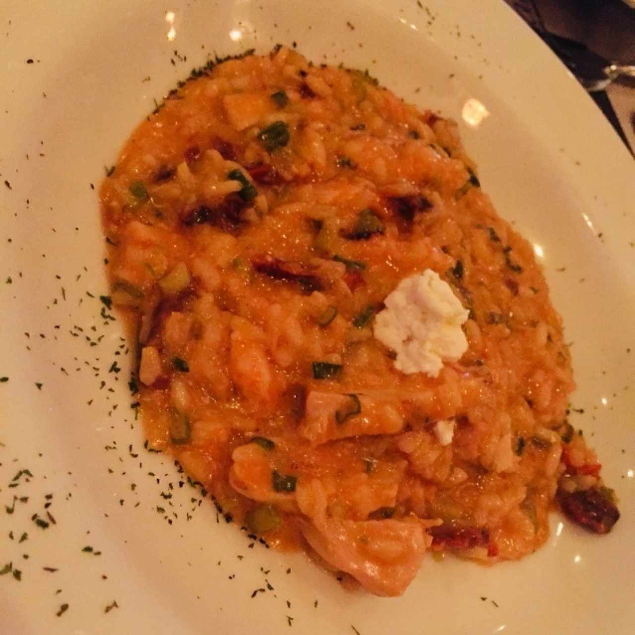 Risotto de tomate seco y pollo ahumado, con topping de queso de cabra. Excelente opción. (Medio plato, compartido)