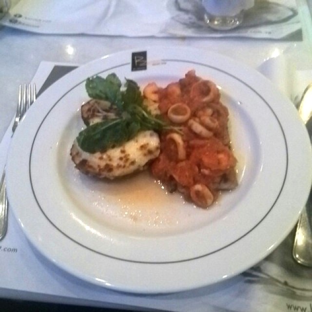Pescado blanco granitado con marisco y papas 