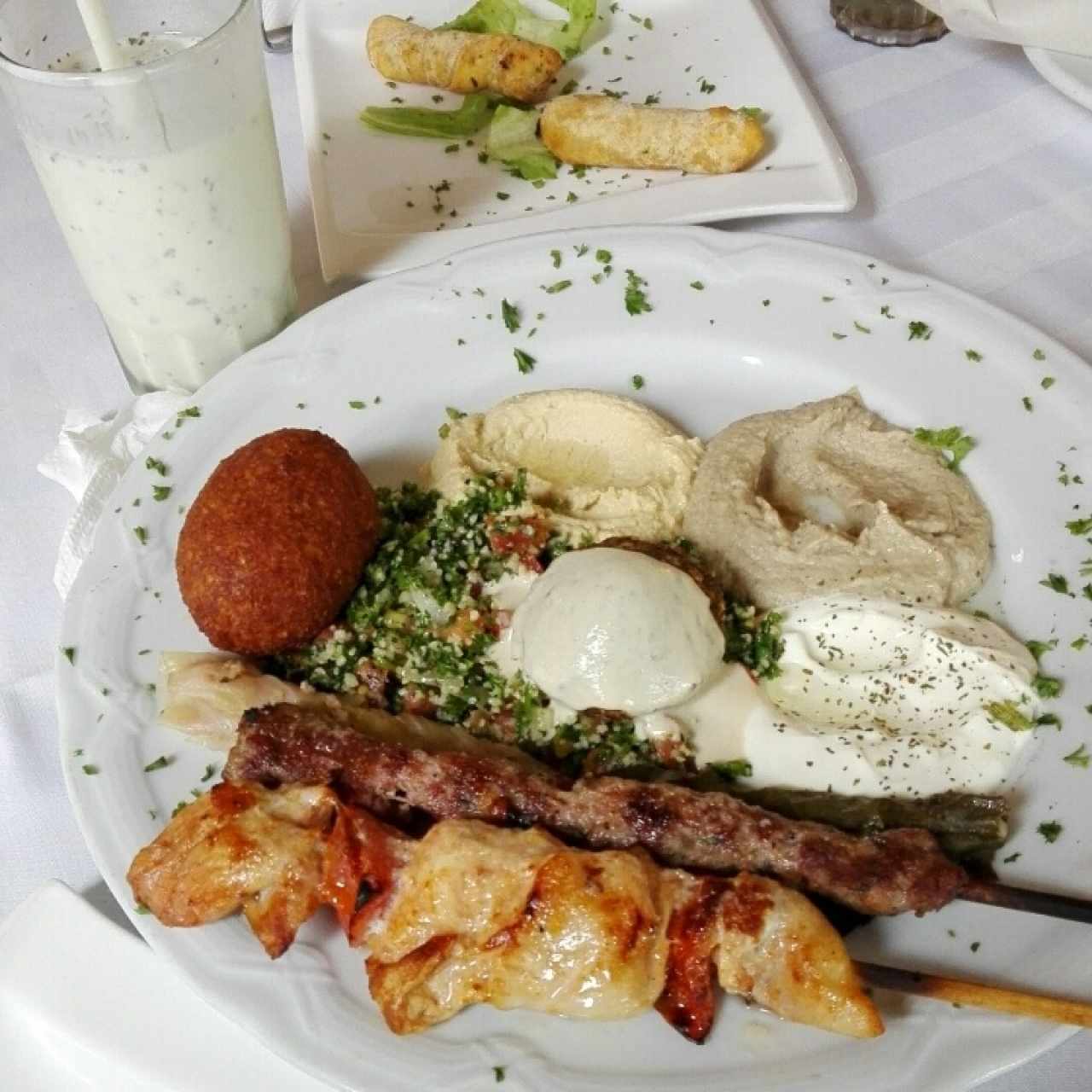 Mixto especial, tequeños de queso y menta y Ayram