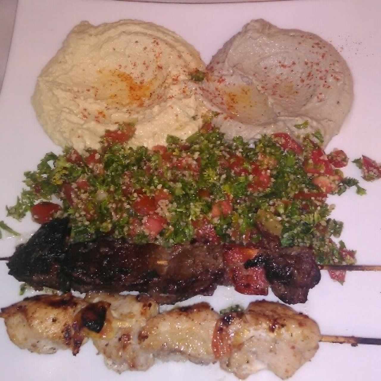 Plato mixto: crema de garbanzos y crema de berenjena, tabule, lomito y pollo