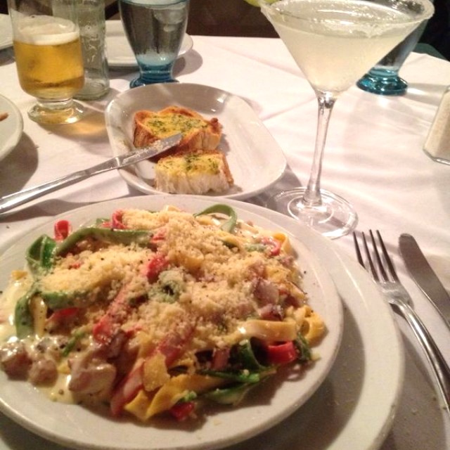 Pasta carbonara con margarita y pan con ajo