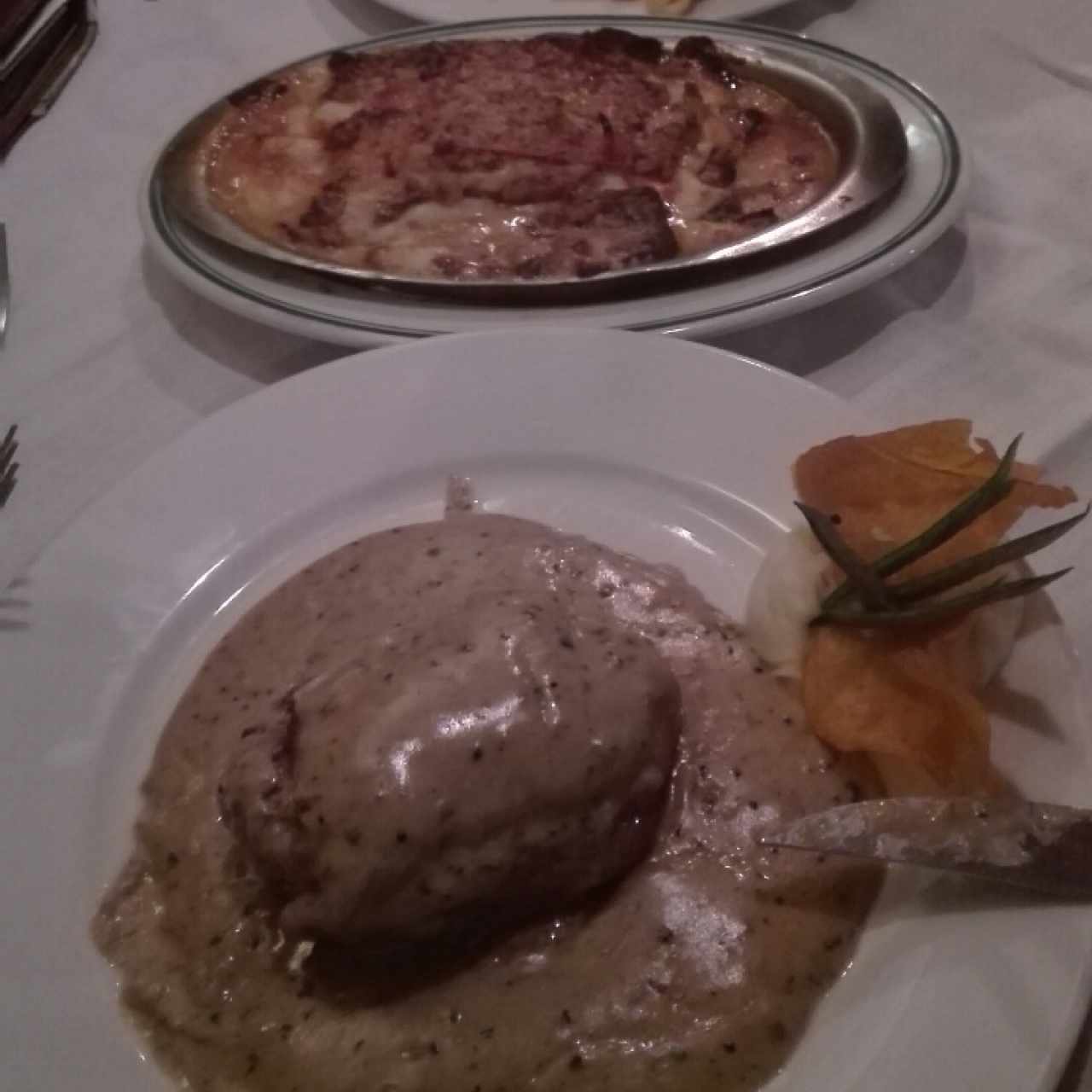 Steak a la pimienta / pasticho de berenjena 