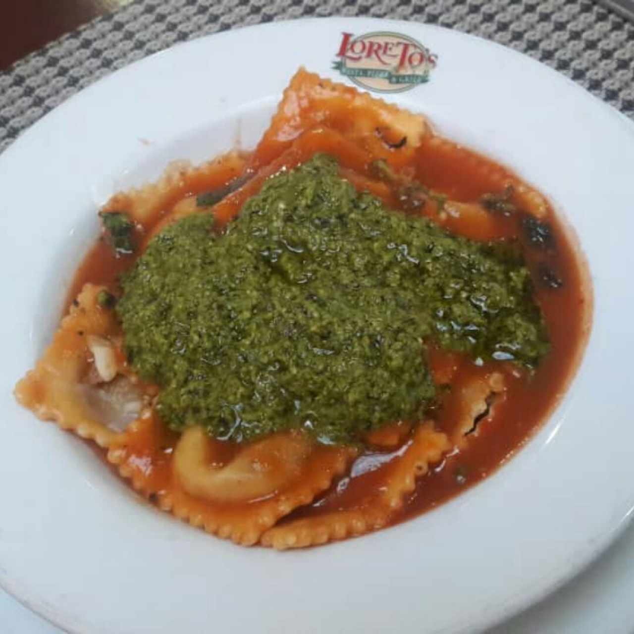 Raviolis de carne con salsa napolitana y pesto. 