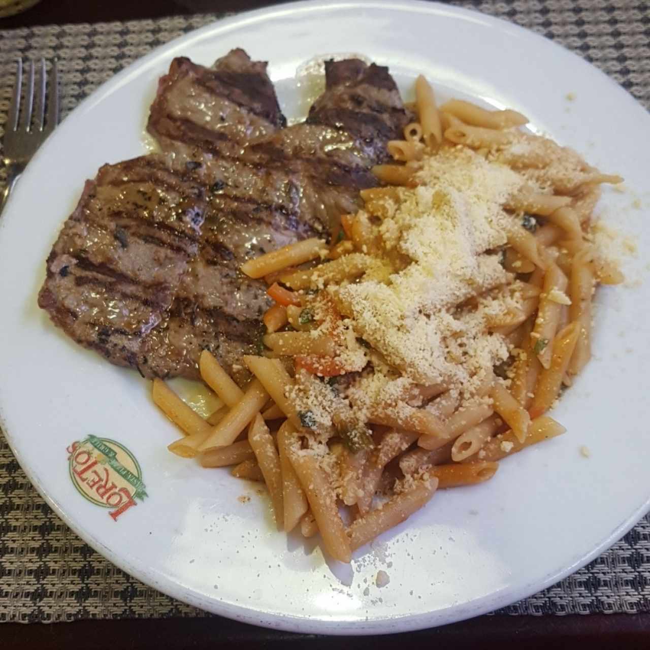 Solomo con pasta a la putanesca