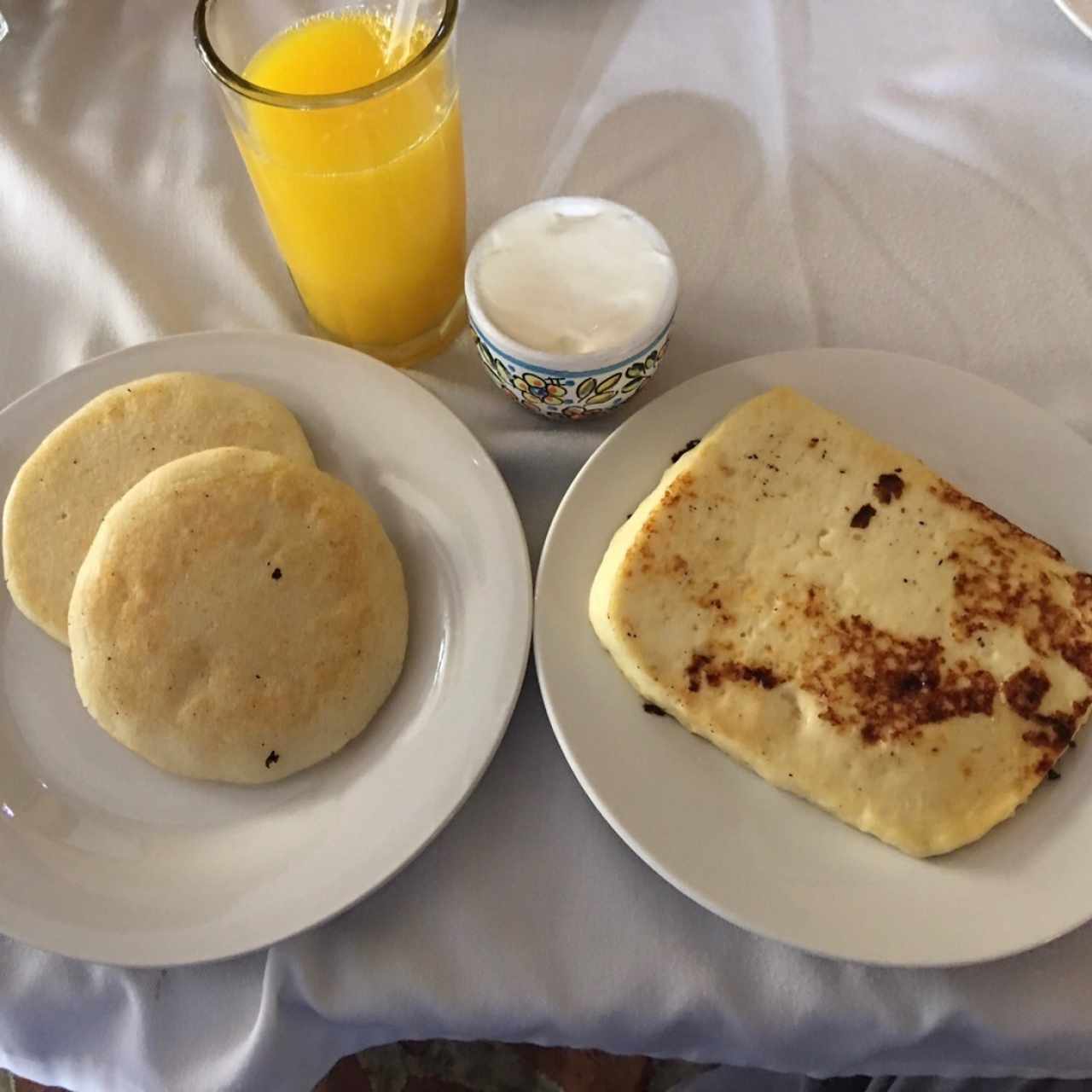 Arepas con Nata con Queso a la Plancha con Jugo de Naranja