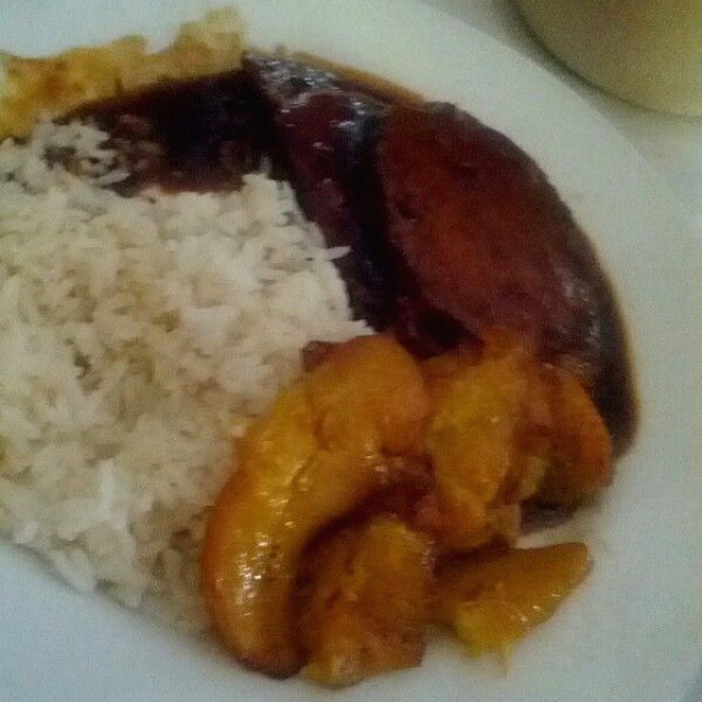Asado con arroz y tajadas 