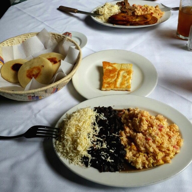 desayuno turpial sin carne con queso frito