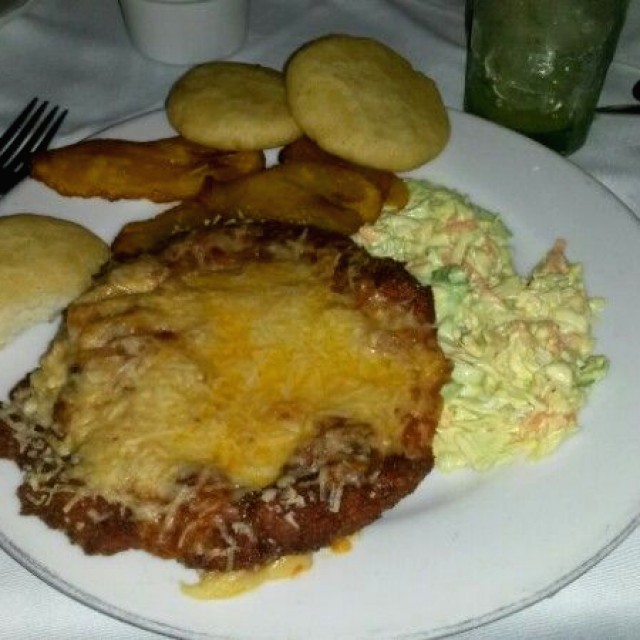 Milanesa de pollo a la parmesana con todos los hierros