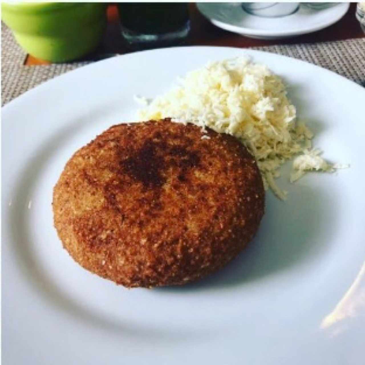 Arepa de Chicharron con racion de Queso