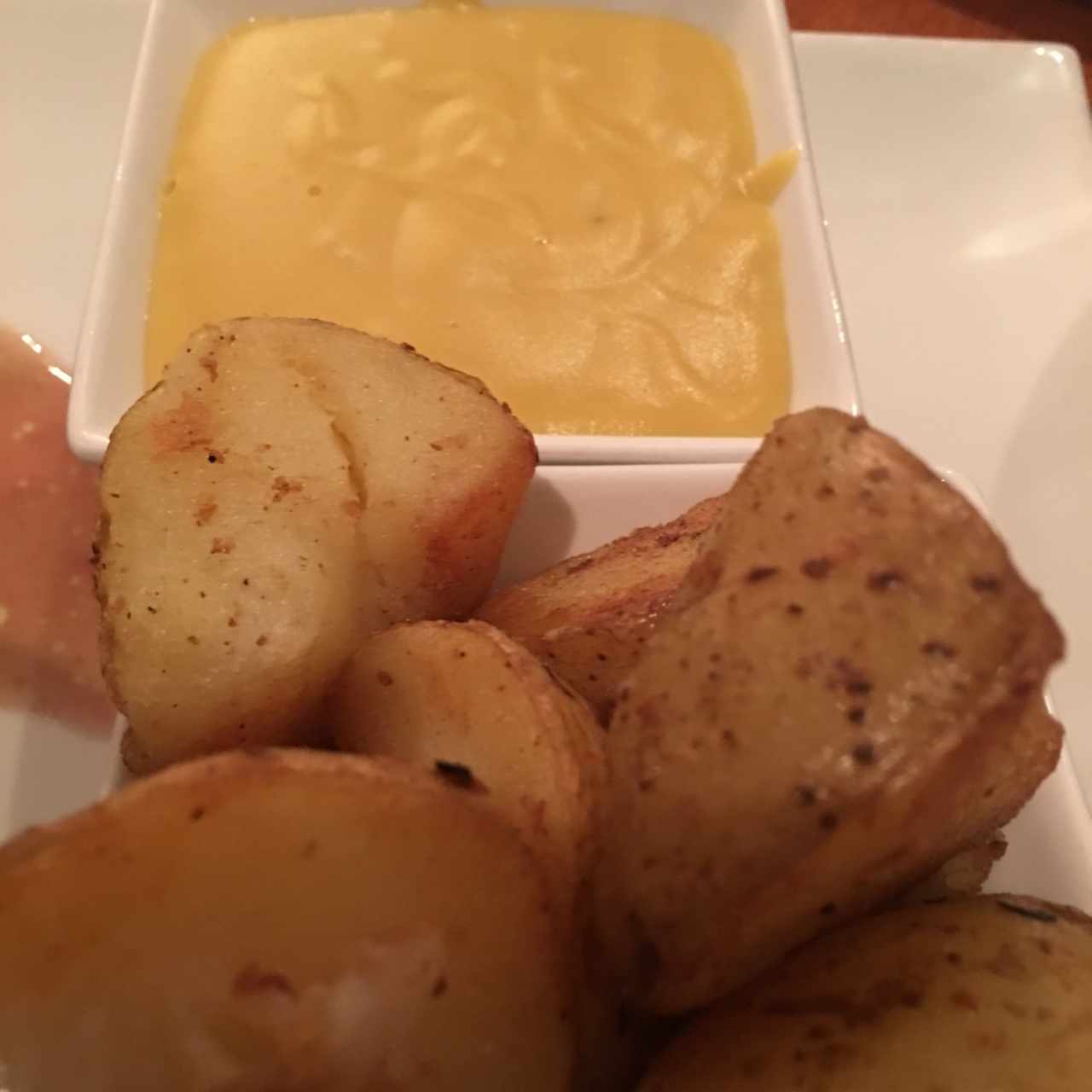 Contornos: Puré de plátano y papas horneadas.