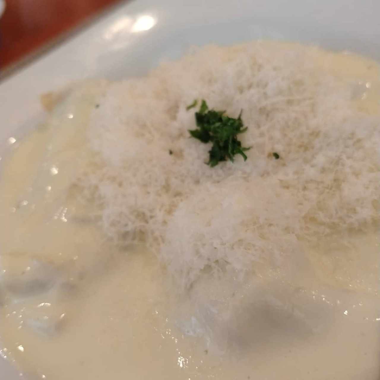 raviolis de plátano en salsa de queso guayanés