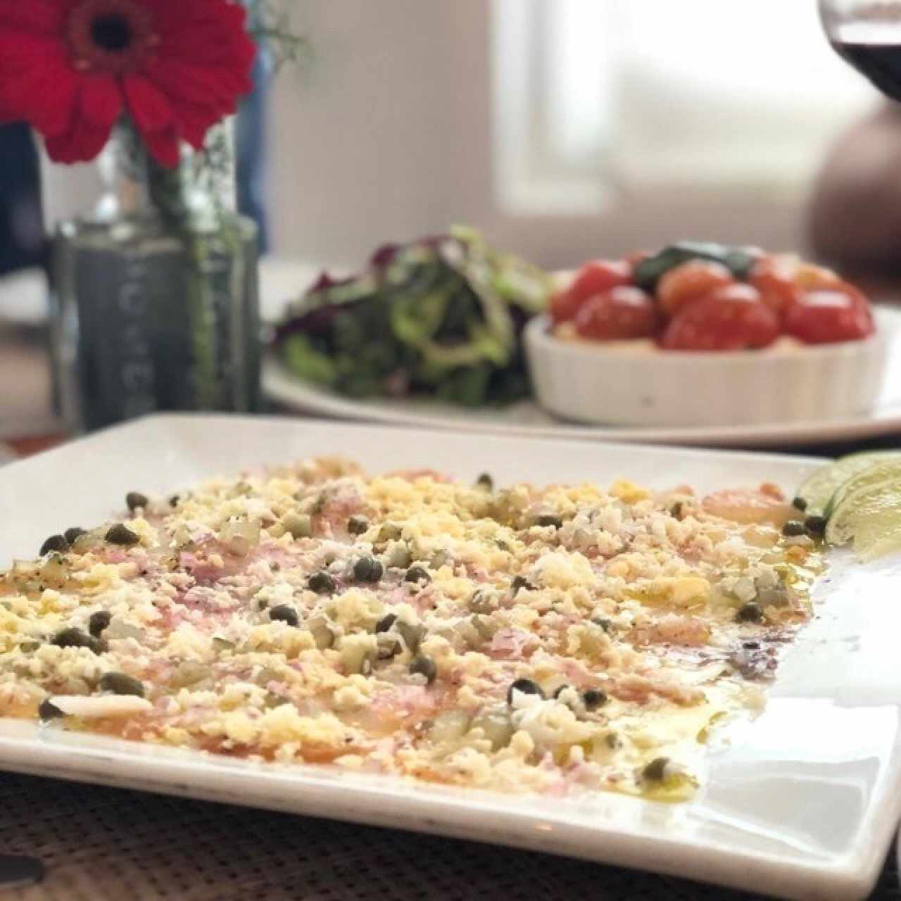 carpacho se lau lao y tartaleta de tomare cherry con queso de cabra 