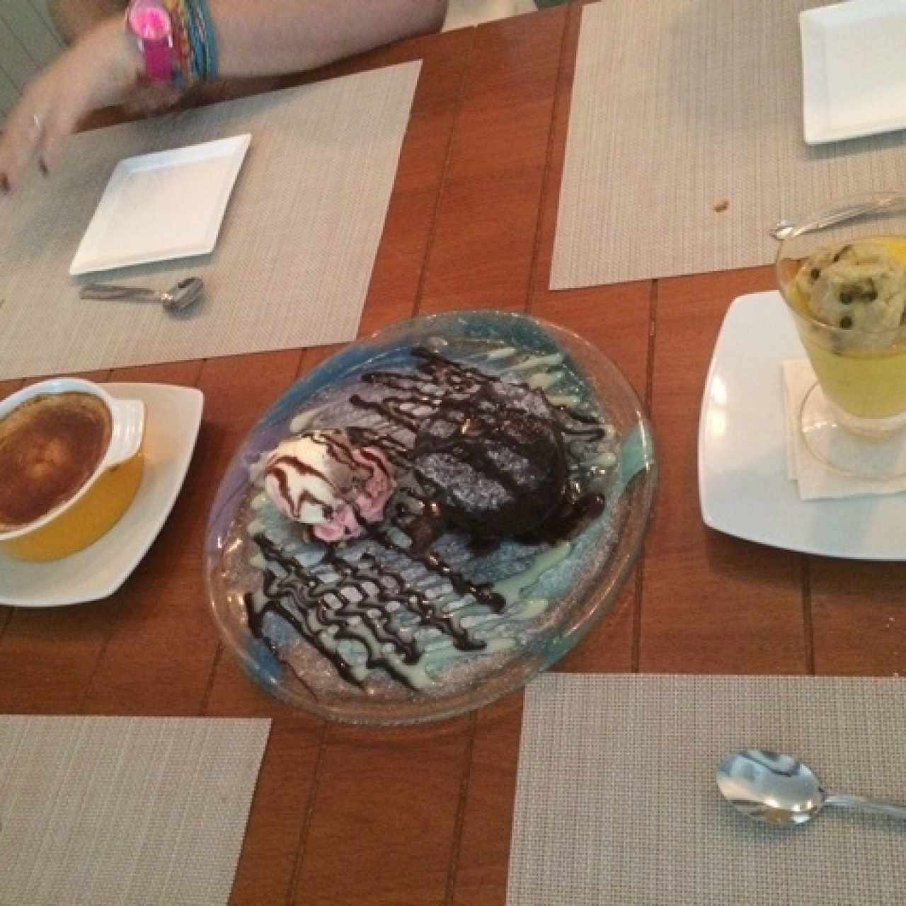 chesse cake de platano + fondane de chocolate + mousse de parchita 
