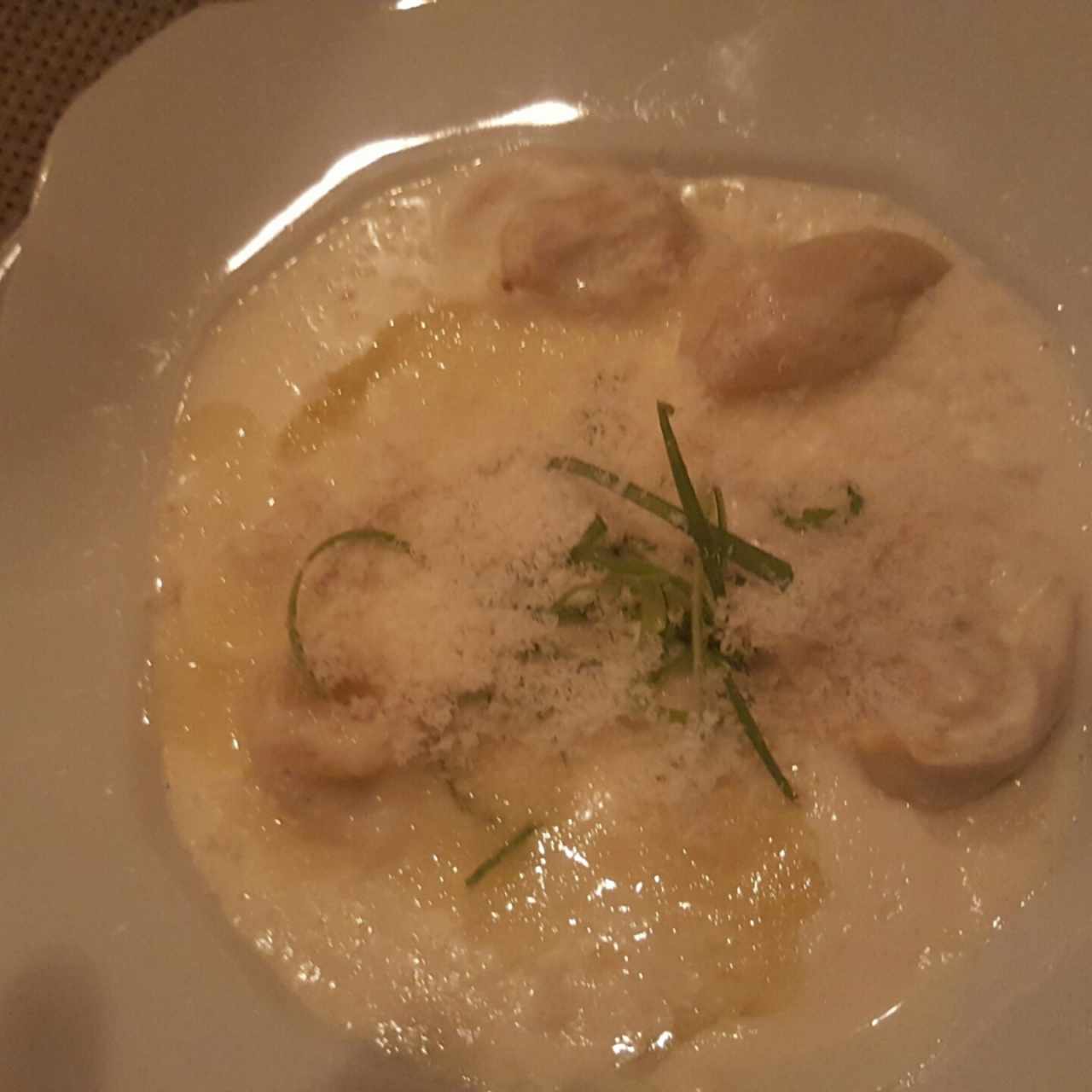 tortellones de plátano en salsa de queso guayanes