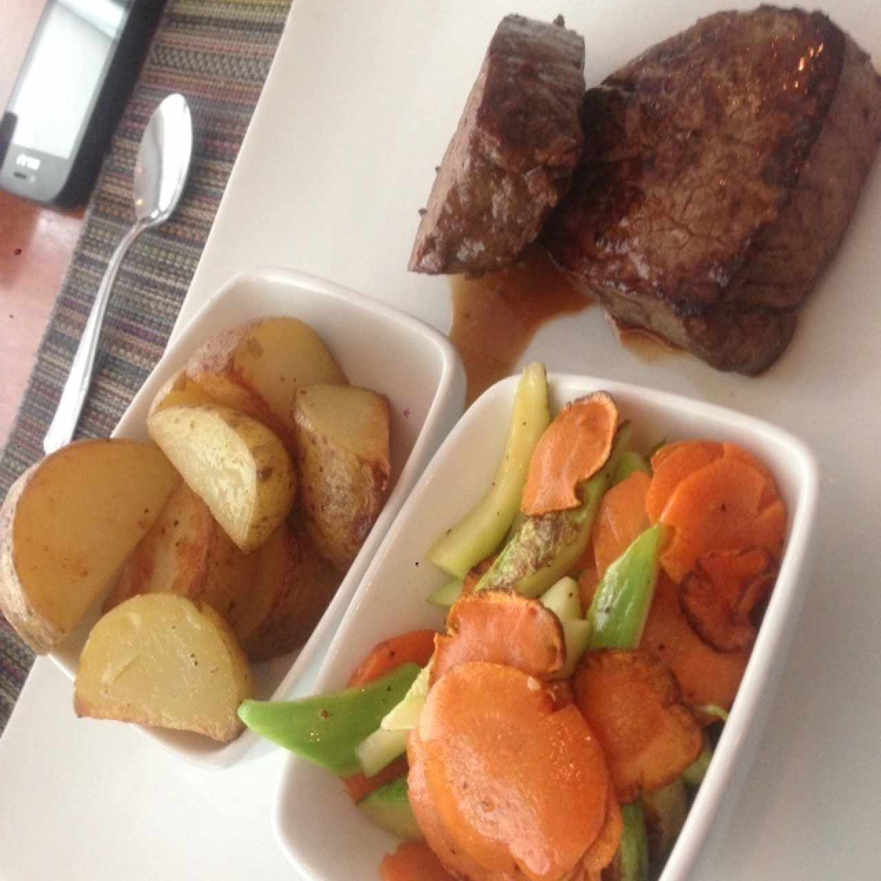 lomito con vegetales y papas rusticas