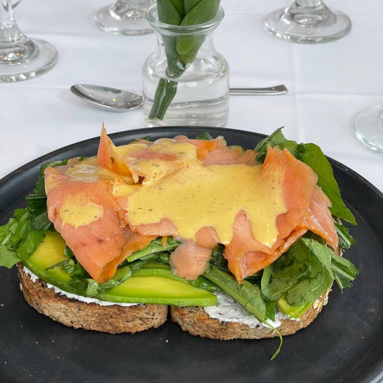 Tostada de salmon con queso de cabra