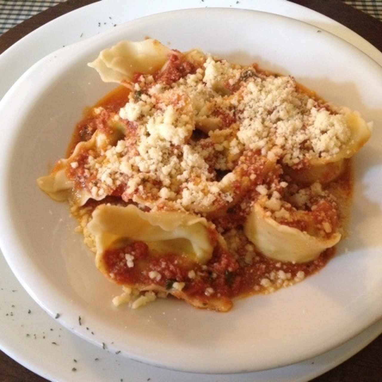 Tortelloni de ricotta y espinaca en salsa boloña