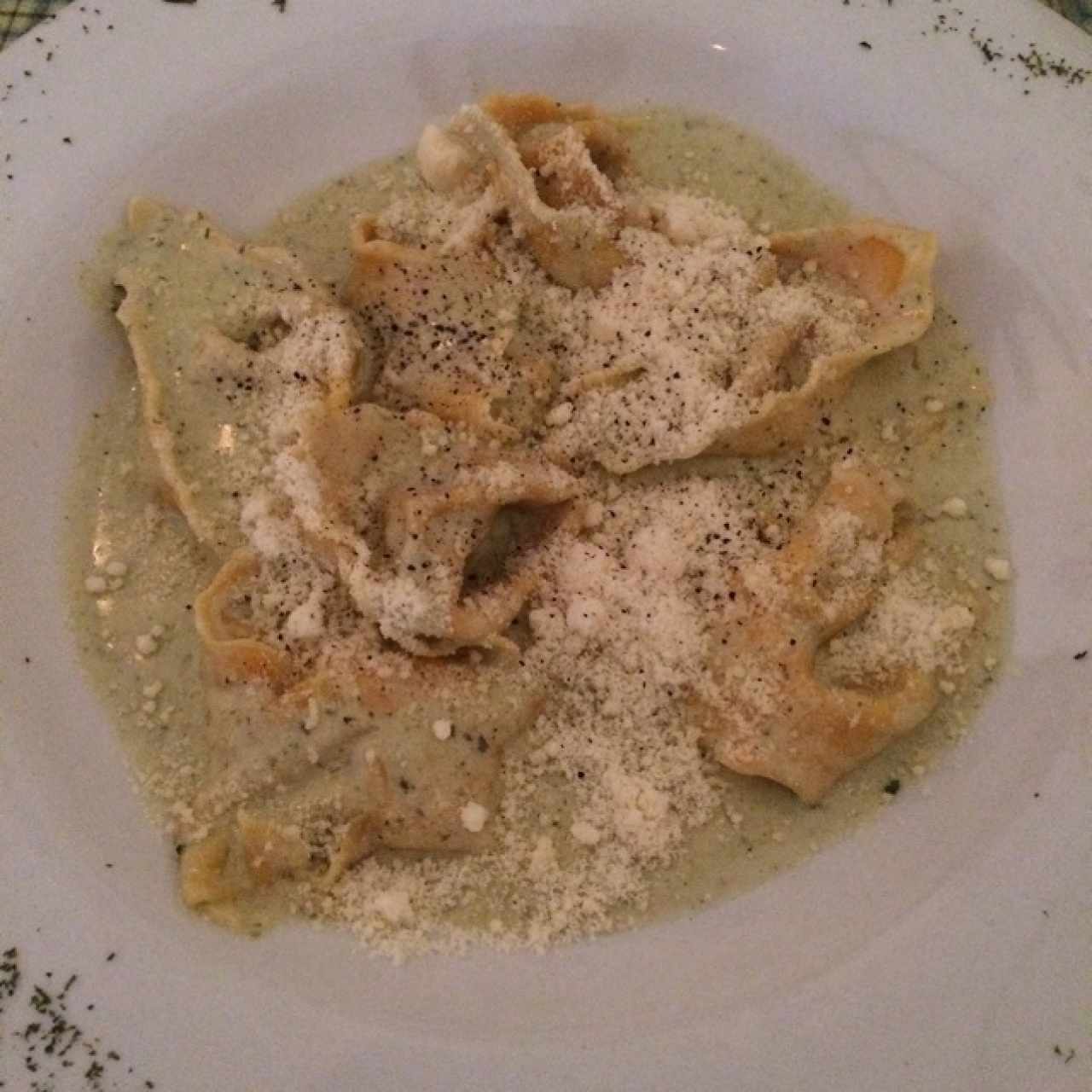 raviolis de auyama en salsa blanca y pesto