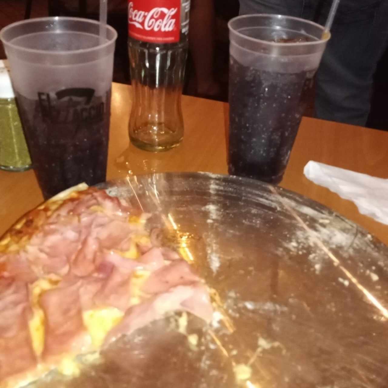 Los últimos triángulos de una exquisita pizza prosciutto mediana...