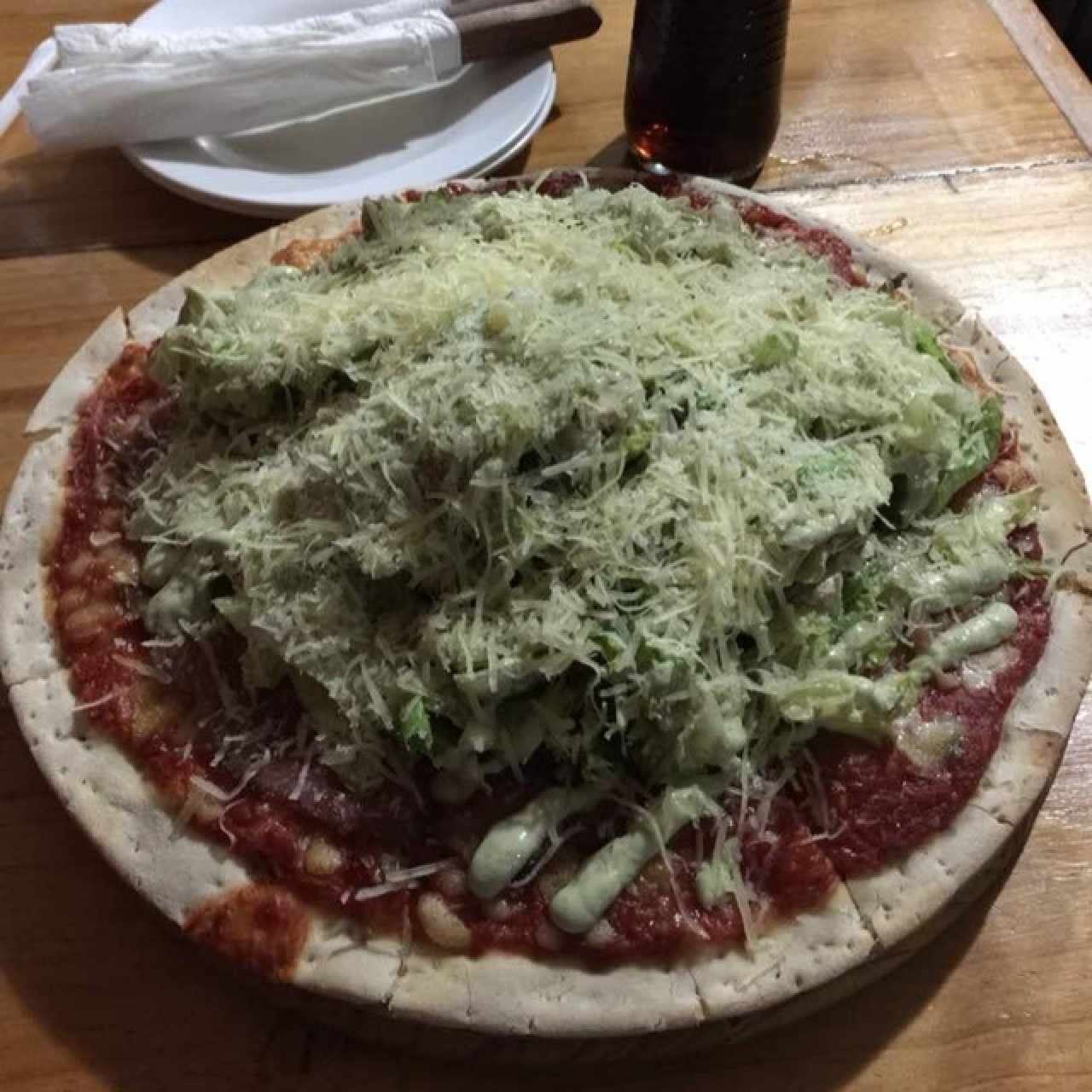 Pizza de carpaccio y ensalada césar