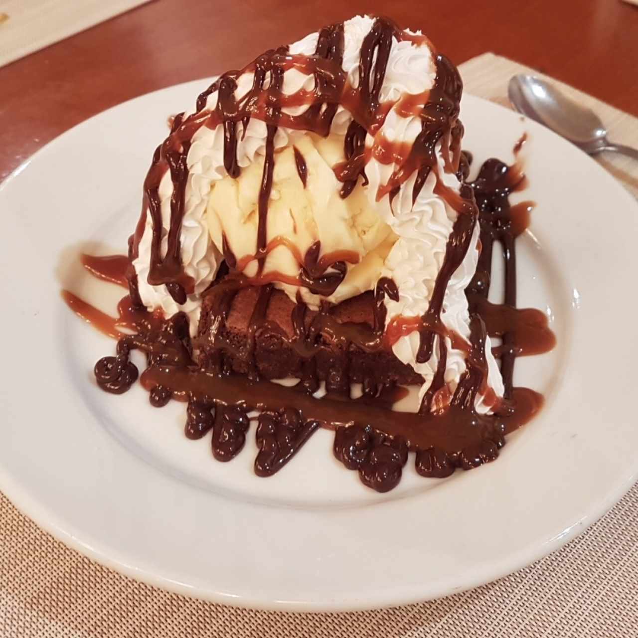 Brownie con helado.
