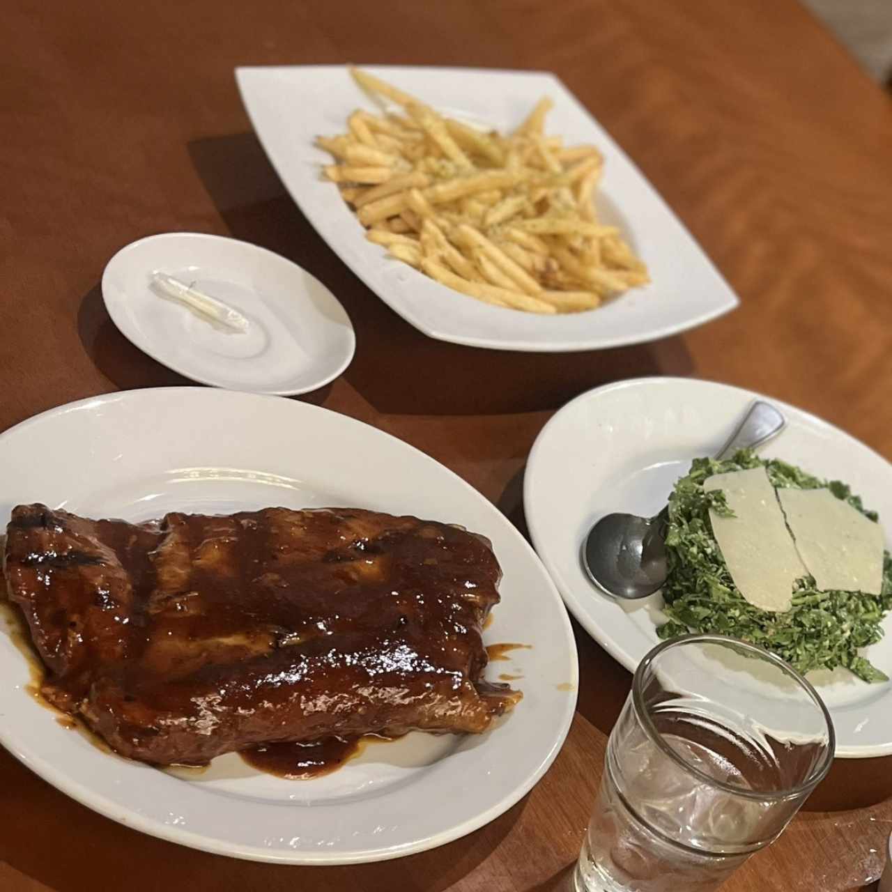 Costillas bbq, papas trufadas y cesar de berro 