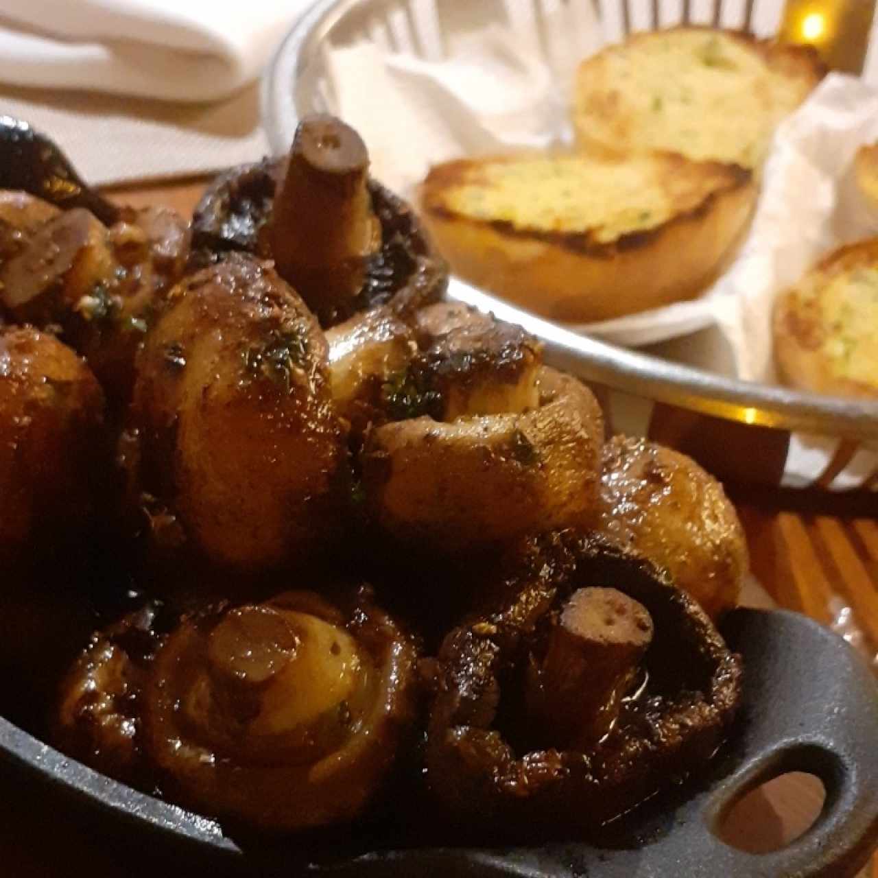 Champiñones al Vino o al Ajillo