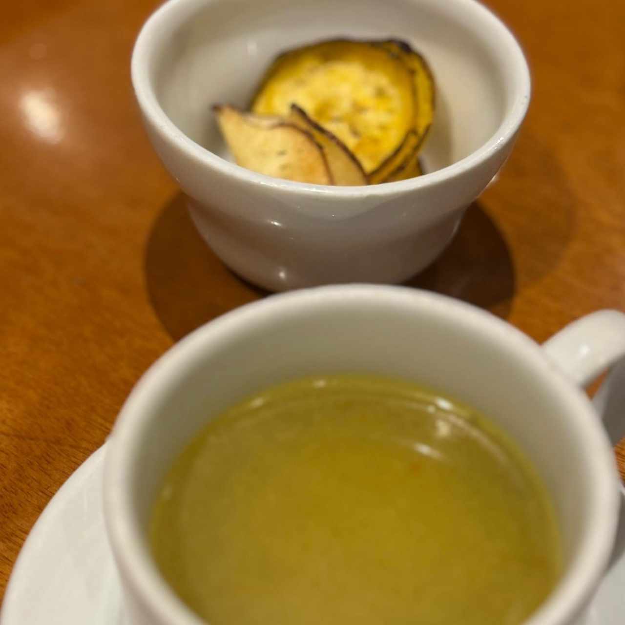 Consomé y tostones de la casa