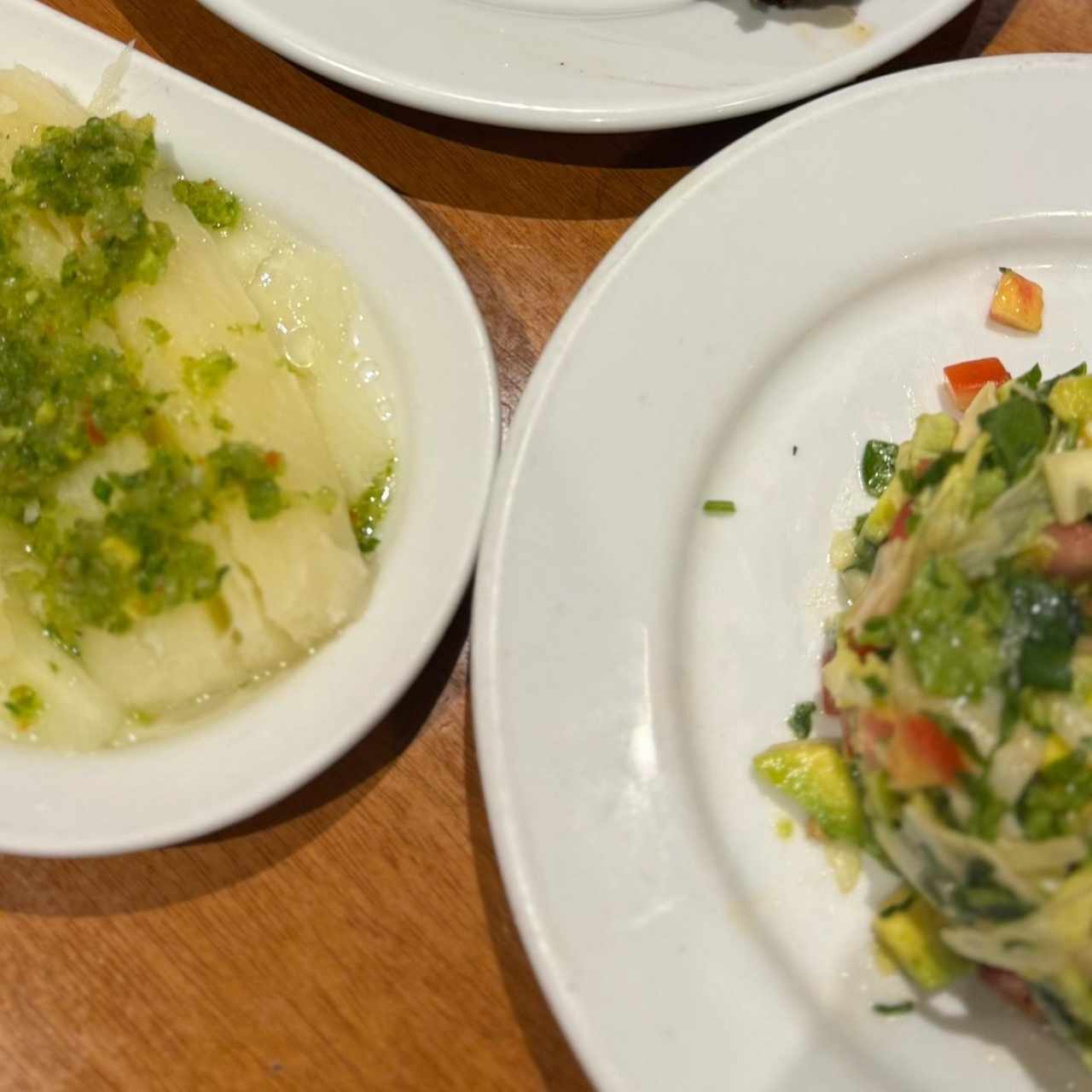 Yuca sancochada y ensalada clasica 