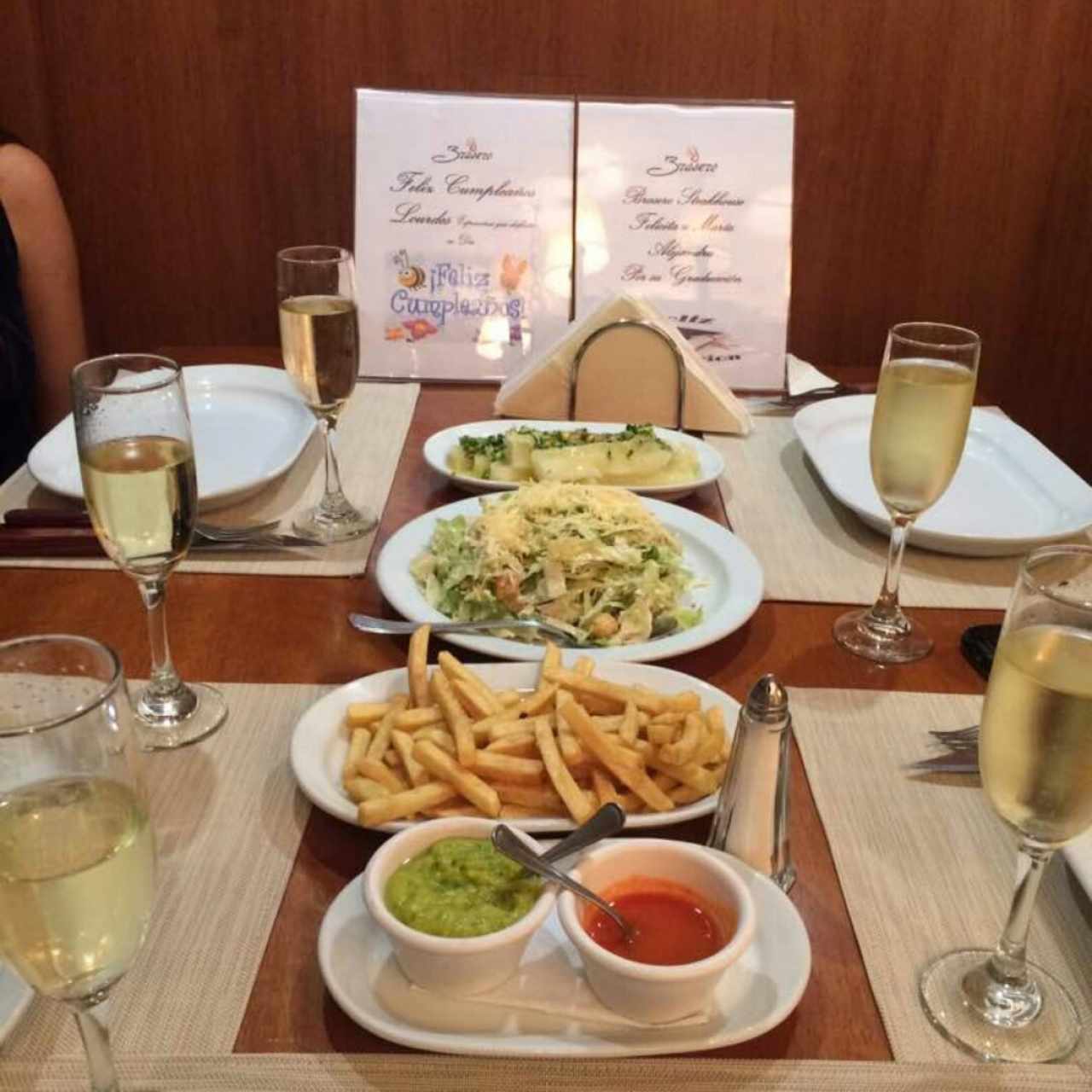 Ración de papas fritas,  ensalada César de lechuga y yuca sancochada
