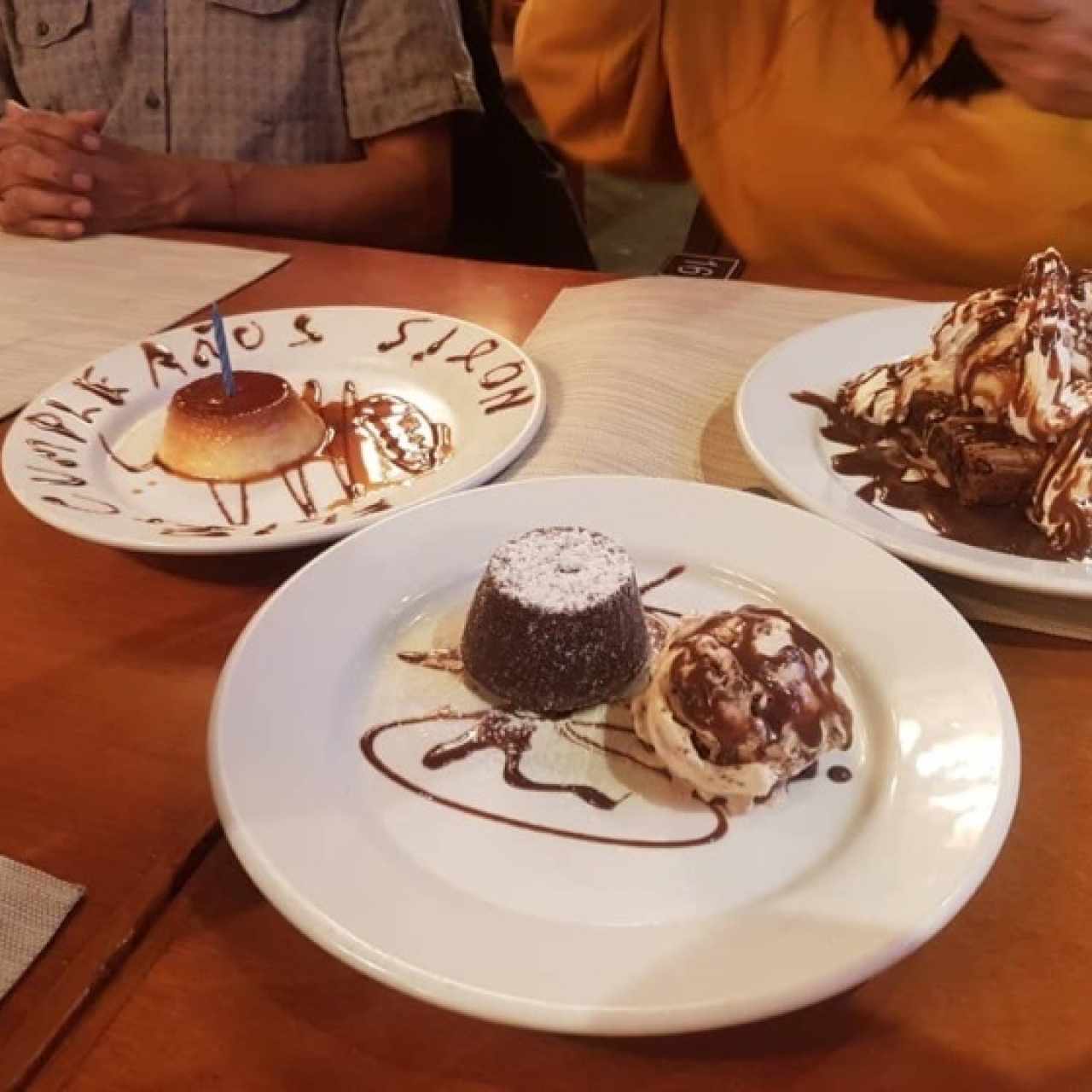 Postres - Brownie, Tocinillo, Volcan de chocolate 