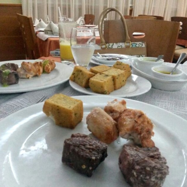 Vista General de la comida milho y espetadas 