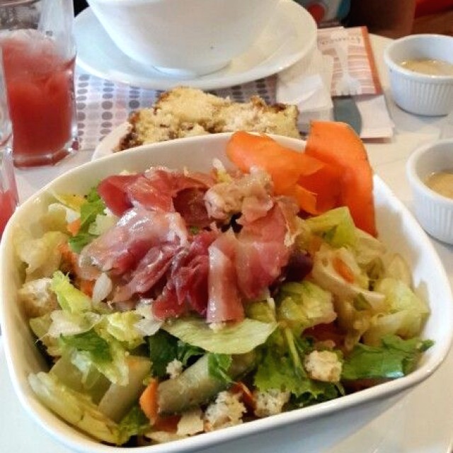 Ensalada de camarones y ensalada de jamon curado