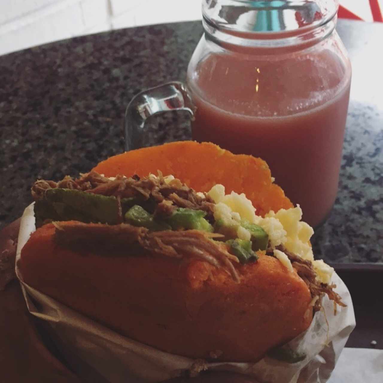 Arepa de Aji Dulce Pelua con Aguacate