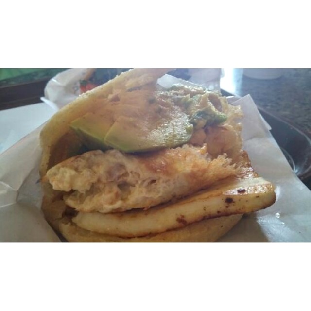 Arepa de omelette de perico con queso planchado y aguacate
