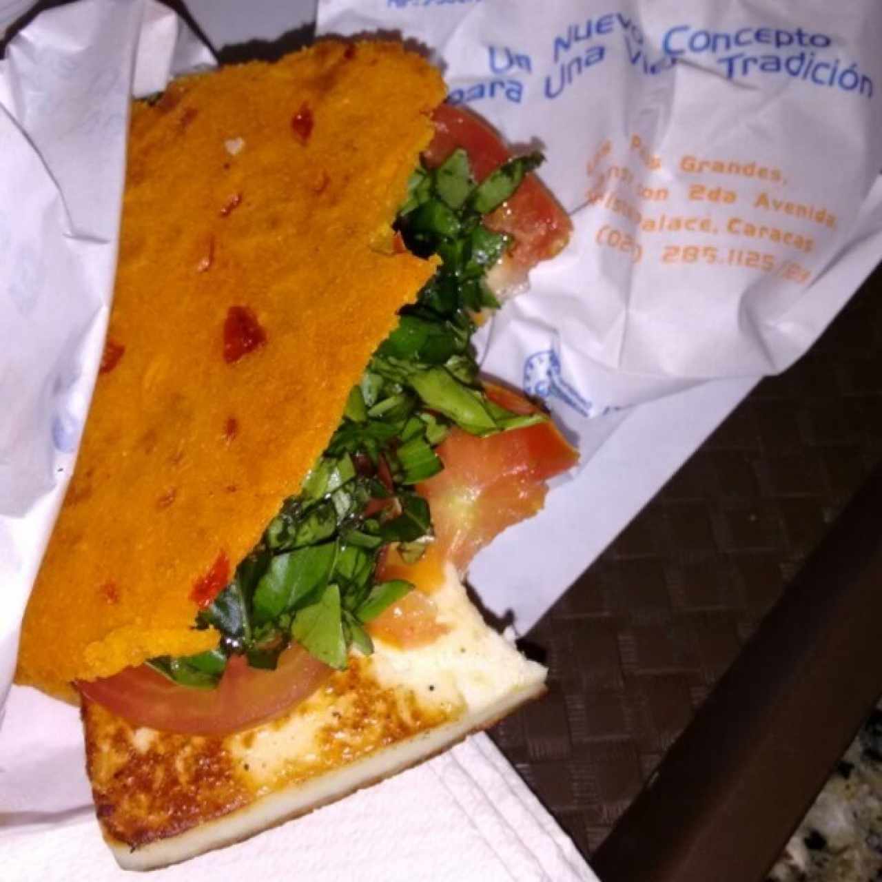 Arepa de masa de ají: capresa 