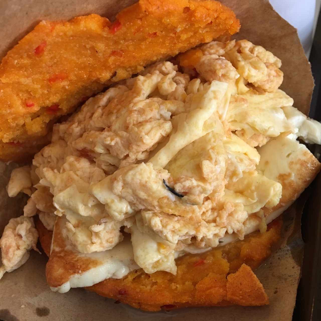 arepa de ají con perico y queso a la plancha