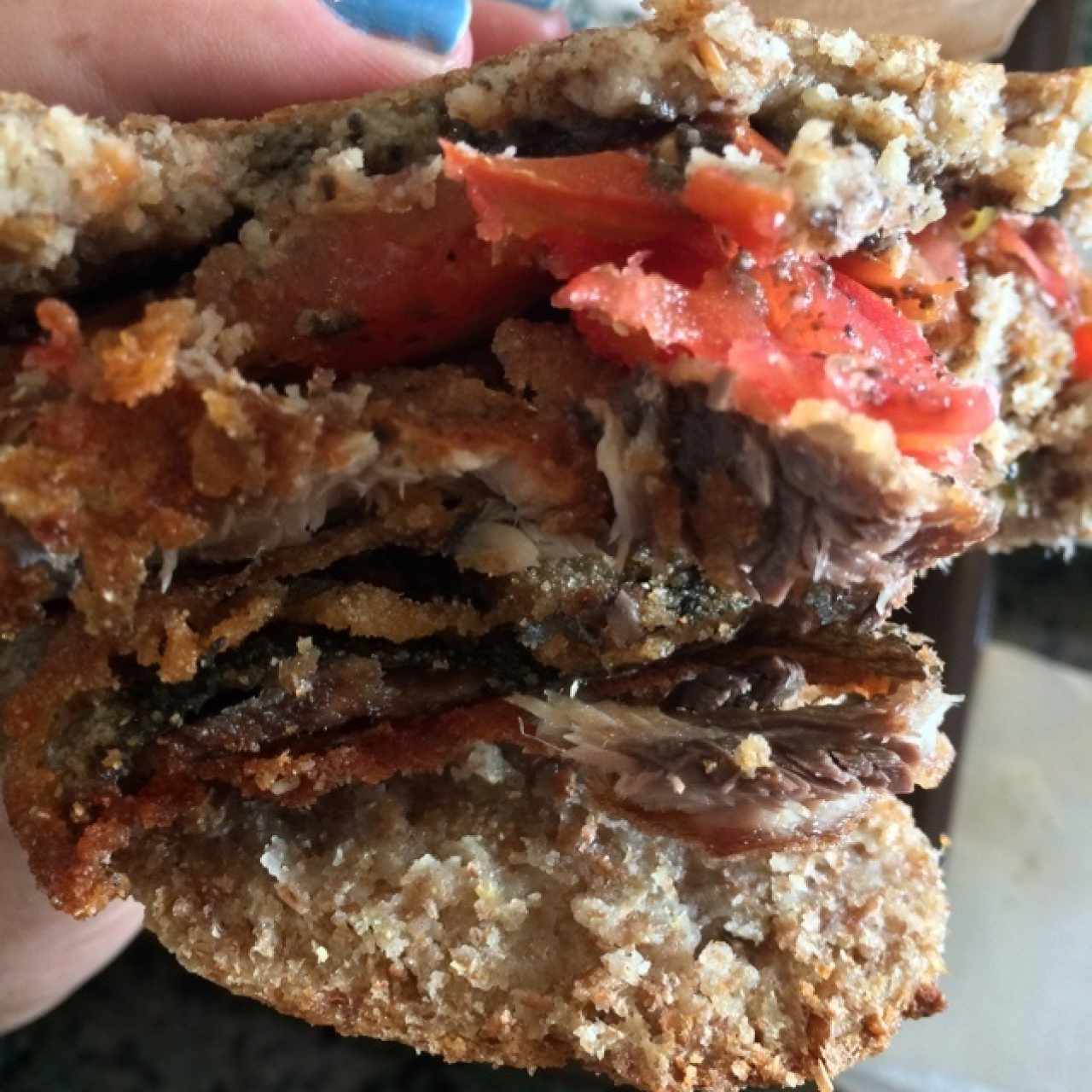 arepa de masa integral con sardinas tomate y tapenade de olivas negras